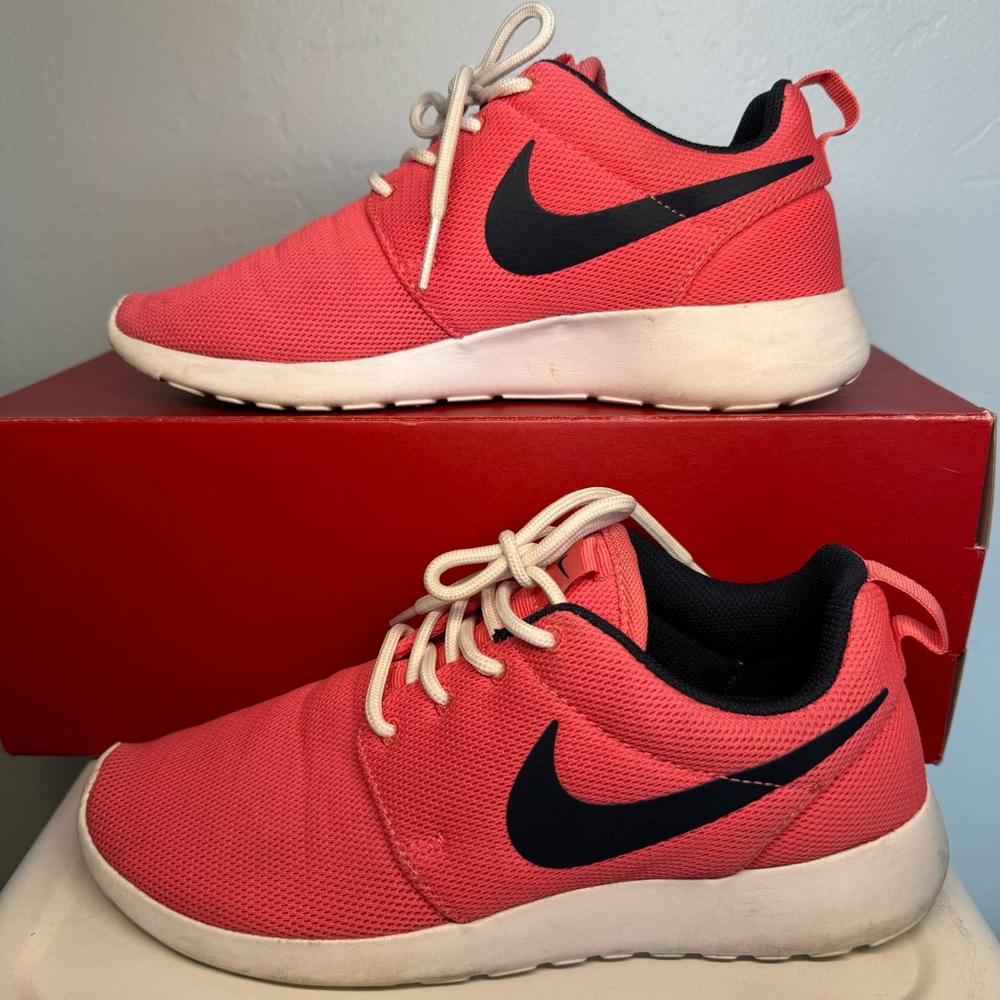 Nike Women's Nike Roshe One Sea Coral/Obsidian-White SZ 7